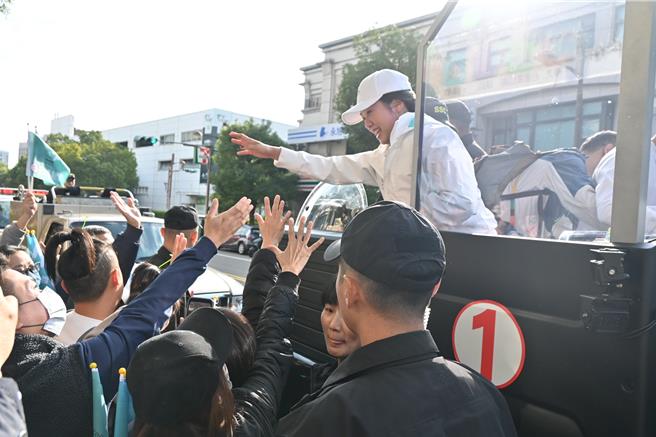 民眾党副总统候选人吴欣盈前往苗栗车扫拜票。（李京升摄）
