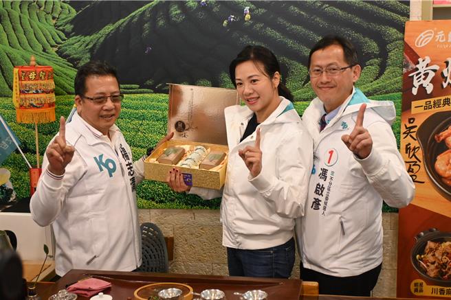 民间支持者致赠茶叶、酒品祝贺高票当选。（李京升摄）