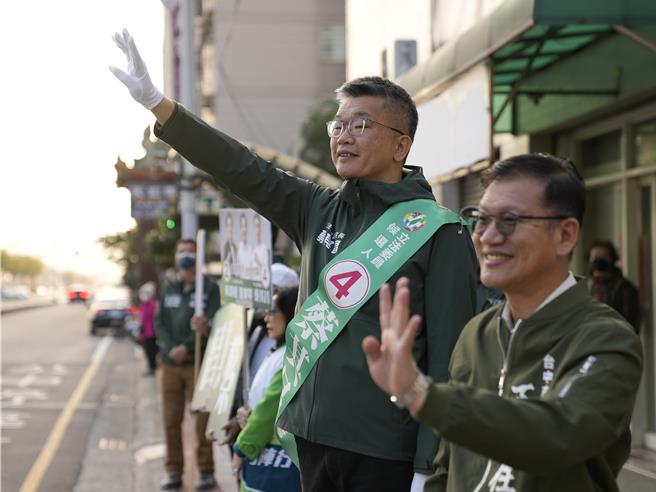 民進黨台中市一 選區立委候選人蔡其昌（左）為爭取連任，8日清晨到梧棲區中正國小旁站路口，向沿途的民眾揮手打招呼。（蔡其昌辦公室提供／張妍溱台中傳真）