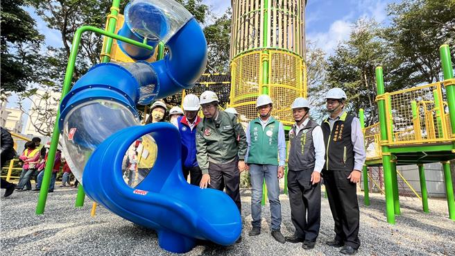 台南市麻豆公園預計農曆年前啟用，市長黃偉哲（右四）今天到場視察。（張毓翎攝）