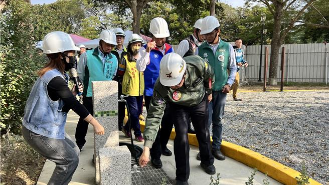 台南市長黃偉哲（右二）今天視察麻豆公園，也檢查洗手洗腳池有沒有水。（張毓翎攝）