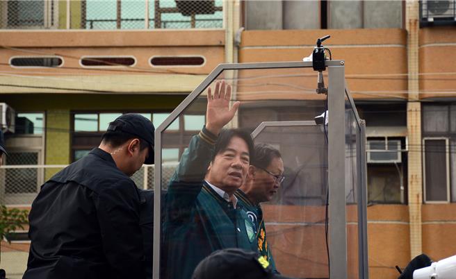 民进党总统候选人赖清德(右)8日从东港东隆宫出发，一路向北启动车扫。(林和生摄)