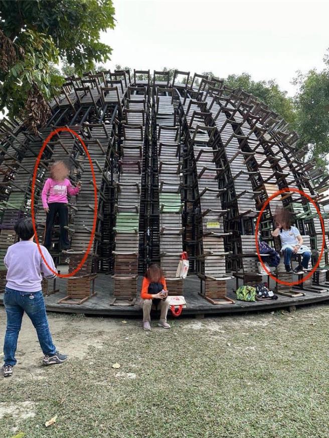 一名網友在臉書「爆料公社二社」發文，貼文中有幾位中年婦女在駁二的公共裝置藝術「椅子樂譜」拍照。（翻攝自爆料公社二社／楊舒婷高雄傳真）