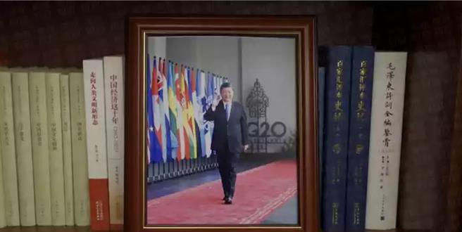 錢穆著作登上習近平書架，曾被毛澤東點名「反動文人」。（央視新聞截圖）