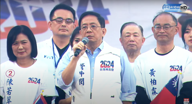 管中闵在脸书发文，批评民进党执政贪婪模样，呼吁集中选票支持侯友宜、下架民进党。图为台大前校长管中闵7日替国民党侯康配站台。（图 / 撷取自中时直播）