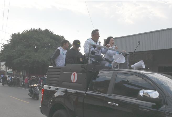 民眾黨總統候選人柯文哲8日（車上右二）登上吉普車，在大社區為立委候選人曾尹儷（車上右）掃街拜票。（林瑞益攝）