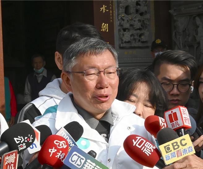 民眾黨總統候選人柯文哲8日到高雄大社青雲宮參拜，他在聯訪時質疑國民黨操作棄保。（林瑞益攝）