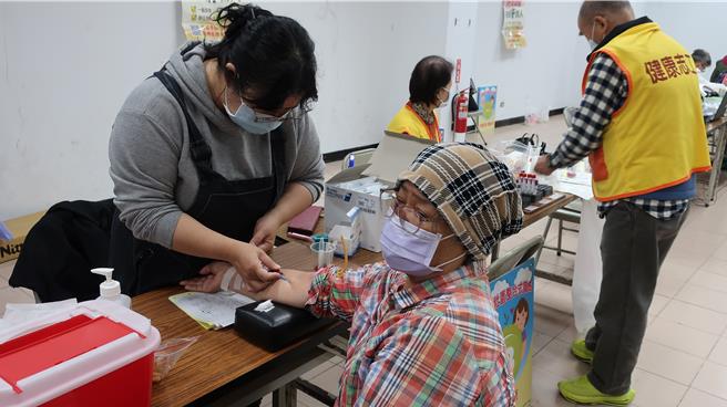 花莲县卫生局即日起安排81场社区健检活动，巡迴13乡镇市免费替长辈健康检查。（花莲县卫生局提供／罗亦晽花莲传真）