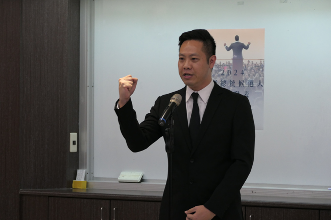 臺湾艺术大学戏剧系职硕四学生吕慕义点出许多社会问题都源自贪污腐败，勇夺亚军。(戴志扬翻摄)