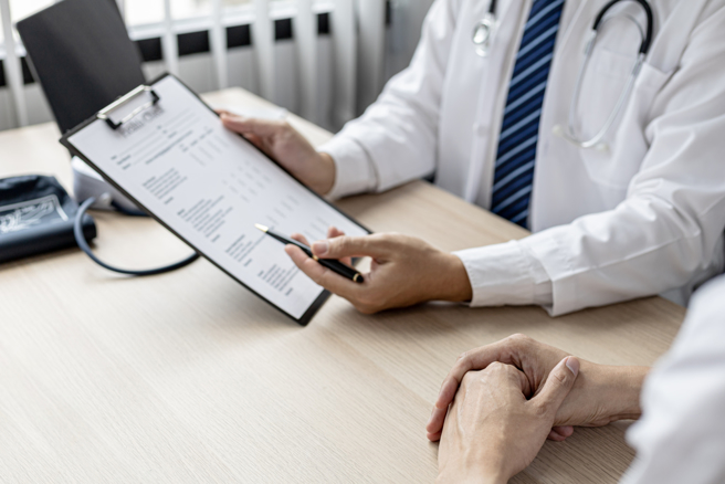 谈及致癌因子，很多人都会想到不良饮食习惯、抽菸、喝酒等，却忽略了「久坐」也是危险因素之一。（示意图／Shutterstock）