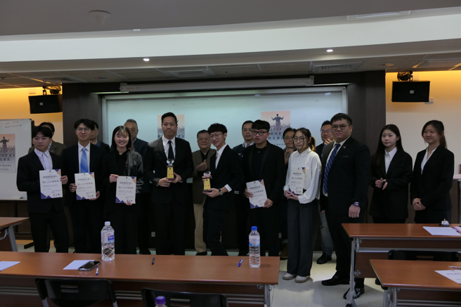 2024模拟总统候选人短讲决赛，每位参与的同学都开心与奖杯、奖状合照。(戴志扬翻摄)