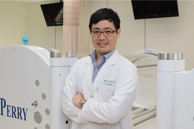 仁爱长庚合作联盟医院高压氧治疗中心主任李祥安8日说明，糖尿病合併足部溃疡伤口癒合不良除易导致骨髓炎及截肢，统计资料也显示，足部伤口溃疡的病患1年内的死亡率是无伤口病患的3倍。（大里仁爱医院提供／潘虹恩台中传真）