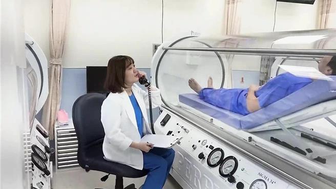 70岁罗先生日前罹患糖尿病合併足部伤口溃疡，并造成骨随炎，虽经手术清创与抗生素治疗，因血液循环不良导致疗效不佳、伤口癒合慢，搭配高压氧治疗终获改善，伤口不断缩小癒合。示意图非当事病患。（大里仁爱医院提供／潘虹恩台中传真）