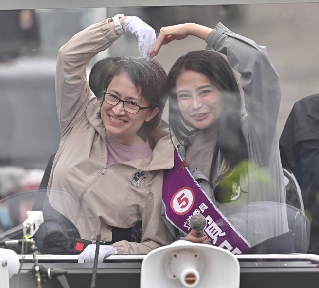 蕭美琴合體「小戰貓」賴品妤，2人同登上宣傳車，還對支持者比出愛心。（季志翔攝）