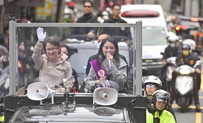 「戰貓車隊」8日上午開赴新北市汐止區，民進黨副總統候選人蕭美琴合體「小戰貓」立委候選人賴品妤。（季志翔攝）
