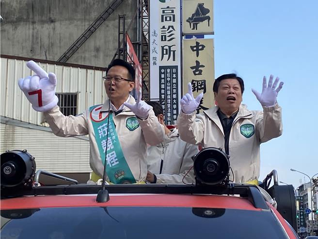 中山医学大学附设医院法医科主任高大成8日上午10点特别抽空陪同庄竞程一起车队扫街，献出第一次陪候选人车队扫街的处女作。（冯惠宜摄）