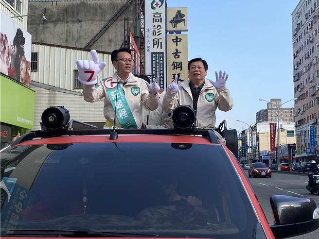 中山医学大学附设医院法医科主任高大成8日上午10点特别抽空陪同庄竞程一起车队扫街，献出第一次陪候选人车队扫街的处女作。（冯惠宜摄）
