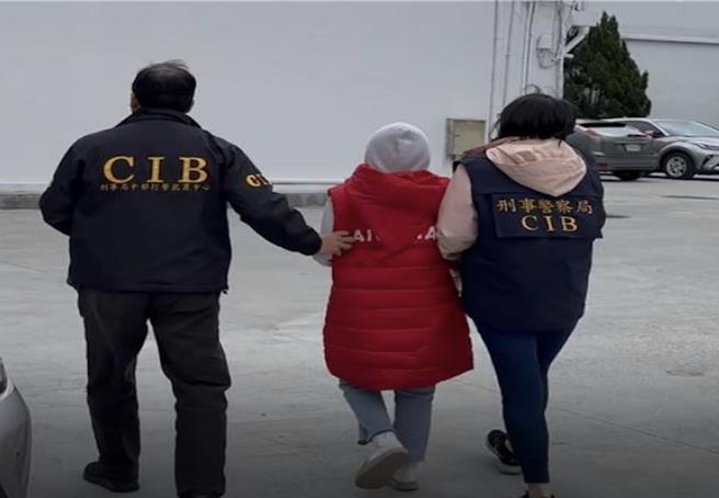 花莲县23岁邱姓女子，透过脸书社团兜售演唱会门票，并利用三方诈骗方式，讹诈超过14名歌迷匯款，1天就谋取5万元，刑事局中打歷经2个月追查，逮捕邱女到案，法院裁定收押。（警方提供／王煌忠台中传真）