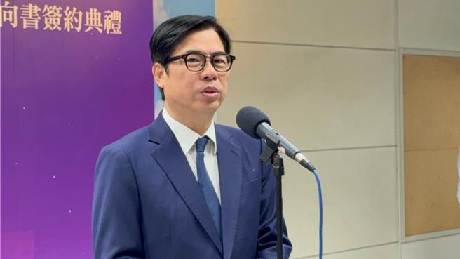 被外界指是否将蒋当成「假想敌」，陈其迈今（8）日受访时强调，自己是就事论事，并非特别针对个人，但国民党长期重北轻南，对于高雄发展不利。（柯宗纬摄）