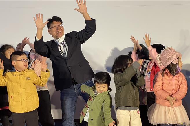 立委林思铭指过去4年他为竹县争取的教育相关经费超过26亿元，已经实现的政绩就是他政见最好的保证。（林思铭团队提供／罗浚滨新竹传真）