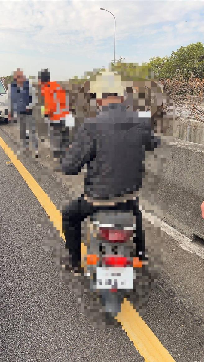 8旬老翁8日骑电动机车误闯国道1号在台中市后里区路段，又逆向骑乘在内侧车道。（照片由国道警察提供）