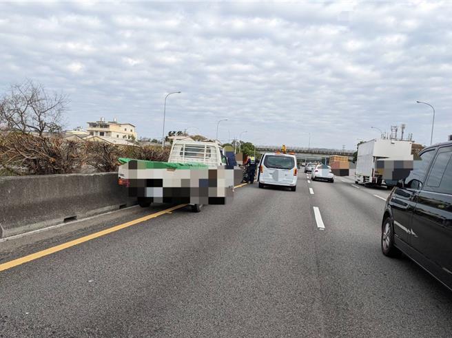 货车为闪避机车紧急煞车，遭后方小货车追撞。（照片由国道警察提供）