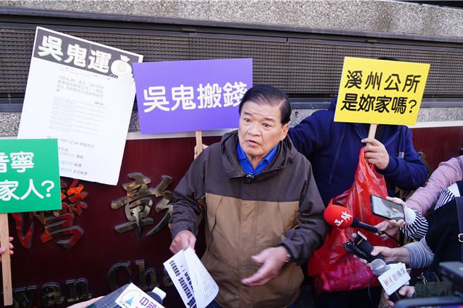 林斯明8日現身彰化地檢署按鈴控告吳音寧、吳表哥前溪州鄉長黃盛祿、吳音寧母親莊芳華，涉嫌承包溪州鄉立幼兒園點心及營養午餐食材標案長達8年，違反《貪汙治罪條例》。（吳建輝攝）