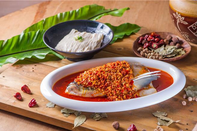「湘味剁椒宝石鱼」带有「年年有余」的涵义，加上橘红色酱料的主视觉，符合农历年的喜庆感，是年菜料理中最受欢迎的热门品项。(北投大地酒店提供)