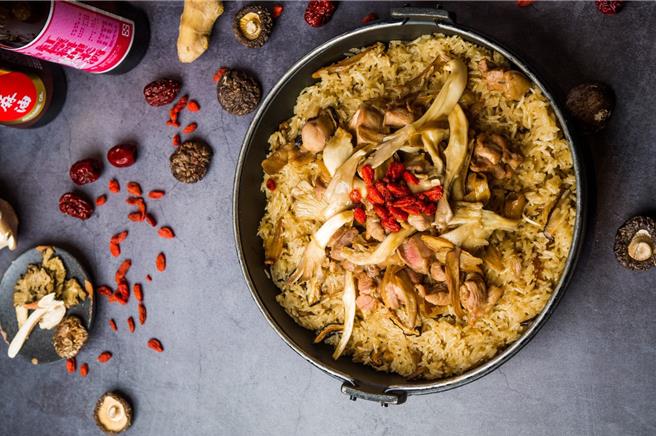 「麻油鸡酒饭」真材实料以全酒制作，酒香浓郁却吃不到酒味，是「奇岩一号」每次宴会的必备佳肴。(北投大地酒店提供)