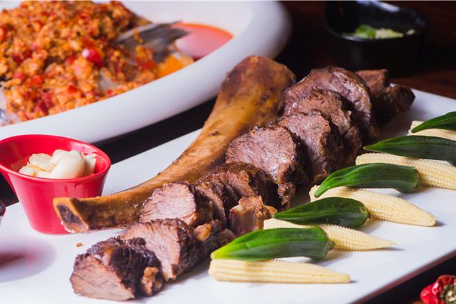 「金龙蝶舞」外带年菜组，菜色囊括「奇岩一号」经典4大名菜和甜品等6款菜式，图为「稻香大地牛」。(北投大地酒店提供)