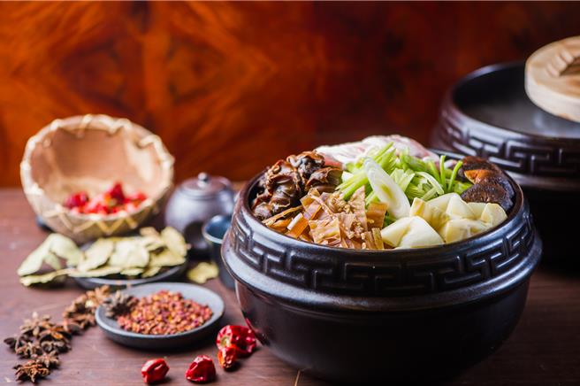 大地酒店推出多款单点外带年菜供民眾选择，包括北投酒家菜的最佳代表「鱿鱼螺肉蒜」，单点售价1980元，可供4至6人共享。(北投大地酒店提供)