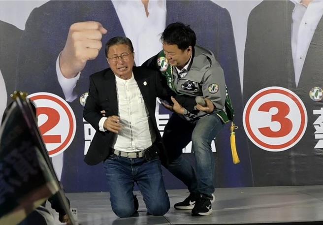 郭玺7日晚间为南投一选区民进党立委候选人蔡铭轩站台，辱骂对手马文君，还情绪激动下跪请托。（蔡铭轩竞办提供／杨静茹南投传真）