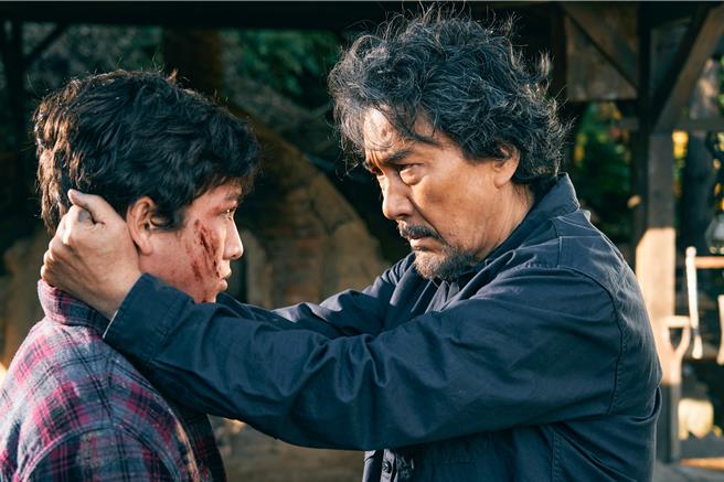 役所廣司在《我家的故事》中飾演離群居所的陶藝工匠。（政駒行銷提供）