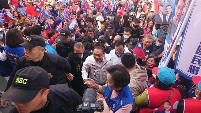 國民黨總統候選人侯友宜（中前二）8日到台南市北區勝安宮參拜，湧現大批支持者如影隨行。（程炳璋攝）