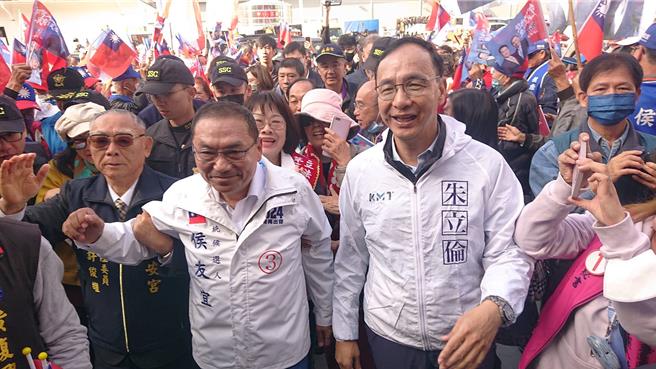 國民黨總統候選人侯友宜（右三）8日到台南市北區勝安宮參拜，國民黨主席朱立倫（右二）到場陪同。（程炳璋攝）