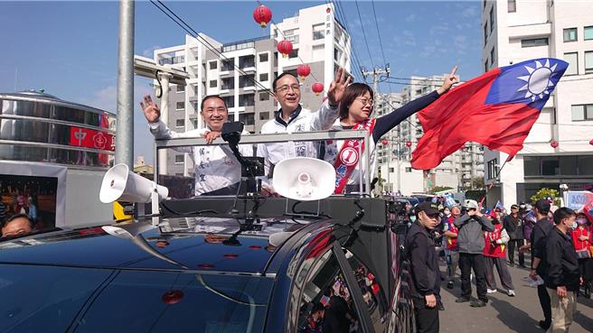 國民黨總統候選人侯友宜（左一）8日到台南市車隊掃街，國民黨主席朱立倫（中）、第三選區立委候選人姚正玉（右）一起陪同。（程炳璋攝）