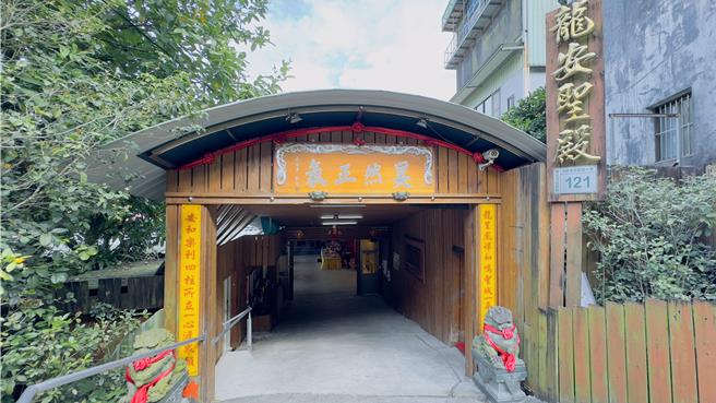 位于石碇静安路上的龙安圣殿，入口其实并不显眼。（吕健豪摄）