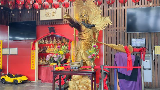 庙中供奉一座大型的关公神像。（吕健豪摄）