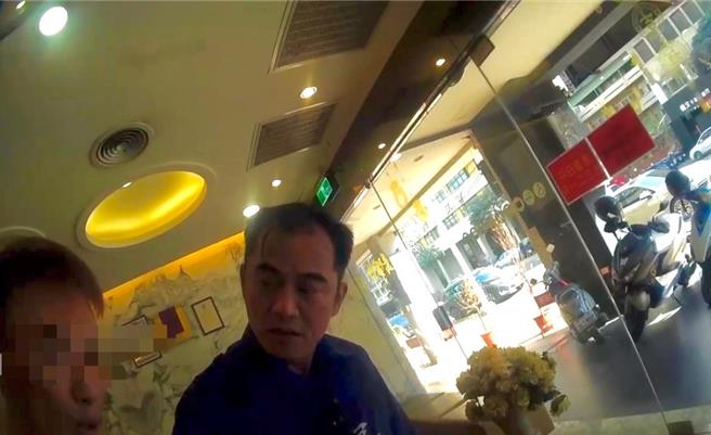 高雄一名男子在旅馆退房后不离开还自言自语，旅馆担心影响其他旅客因而报警求助，警方到场发现竟是毒品通缉犯。（警方提供／任义宇高雄传真）