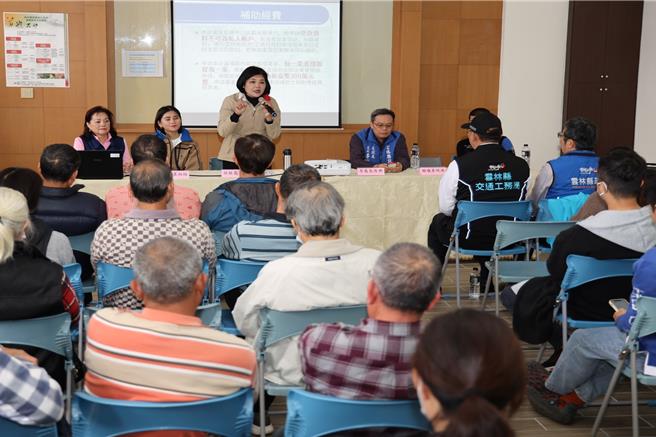 雲林縣政府協助古坑鄉旅宿業者打造星級旅宿，8日在草嶺遊客中心舉辦「古坑地區旅宿業營造計畫」說明會，縣長張麗善（站立者）強調藉由旅宿品質的提升，讓全台民眾不用出國，就能享受國際級的旅遊樂趣。（張朝欣攝）