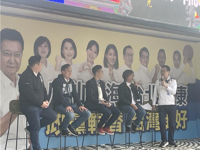 民眾党台中市一选区立委候选人蔡壁如（右二）8日北上，与国民党台北市六选区（大安）立委候选人罗智强（右一）、新北市七选区立委候选人叶元之（左二）合体街讲。（刘彦宜摄）