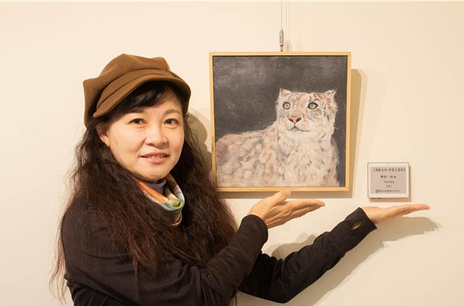 《马步月胶彩个展》首度将33件作品全面使用电子说明卡。（陈淑娥摄）