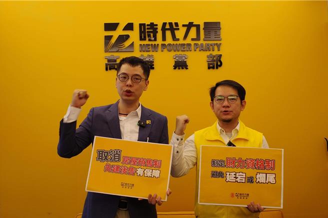 时代力量高雄党部主委、前高雄市议员林于凯（右）宣布退党。（柯宗纬翻摄））