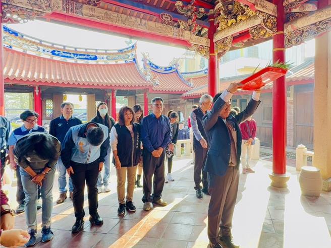 113學測將於20日登場，台中市龍津高中日前帶領考生前往大肚磺溪書院祈福，祝福考生懷抱著安全感迎戰學測。（龍津高中提供／潘虹恩台中傳真）