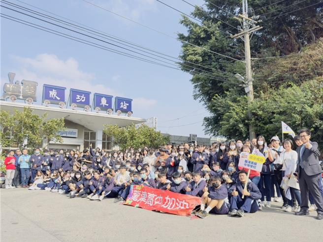 113學測將於20日登場，台中市龍津高中日前帶領考生搭上台鐵，從成功站坐到追分站，象徵「成功追分」。（龍津高中提供／潘虹恩台中傳真）