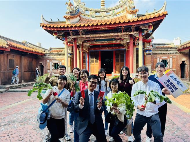 113學測將於20日登場，台中市龍津高中日前帶領考生前往大肚磺溪書院祈福，並準備青蔥、芹菜、蘿蔔等供品，分別寓意聰明、勤勉和好彩頭。（龍津高中提供／潘虹恩台中傳真）