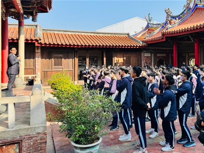 113學測將於20日登場，台中市龍津高中日前帶領考生前往大肚磺溪書院祈福，學生們雙手合十一同祈福。（龍津高中提供／潘虹恩台中傳真）