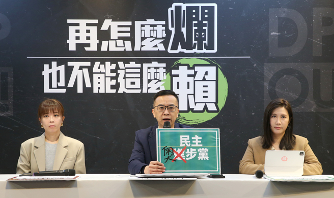 国民党总统候选人侯友宜竞选办公室8日由发言人黄子哲（中）、江怡臻（左）以及柳采葳（右）举行「民进党选举奥步在路上?!」记者会。（赵双杰摄）