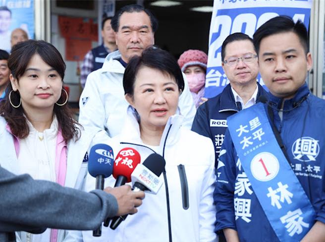 台中市長盧秀燕8日陪中七選區國民黨立委候人林家興車隊掃街。（林家興提供／馮惠宜台中傳真）