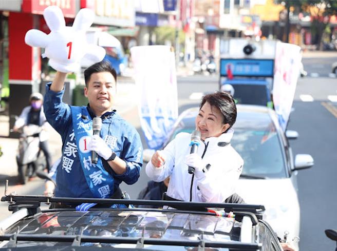 台中市長盧秀燕8日陪中七選區國民黨立委候人林家興車隊掃街。（林家興提供／馮惠宜台中傳真）